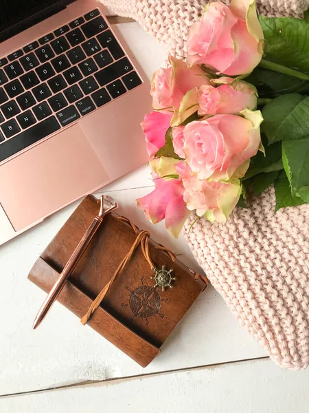 Bir kadının stilize ofis masası. 