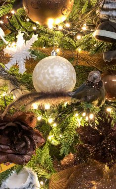 Noel ağacındaki güzel dekore edilmiş Noel süslemelerini kapat.