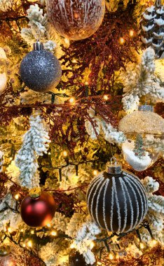 Noel ağacındaki güzel dekore edilmiş Noel süslemelerini kapat.