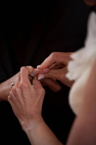 Bride and groom exchanging of the Wedding Rings — Stock Photo, Image