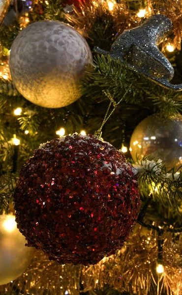 Close up of beautifully decorated Christmas ornament decorations in a Christmas tree — Stock Photo, Image