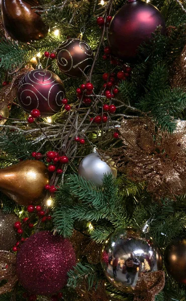 Close up of beautifully decorated Christmas ornament decorations in a Christmas tree — Stock Photo, Image