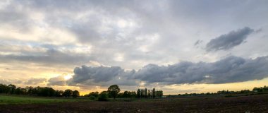 Kırsal kesimde gün doğumu gökyüzündeki dramatik renkleri gösteriyor. 