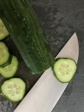 salatalığın üzerinde kesme tahtası