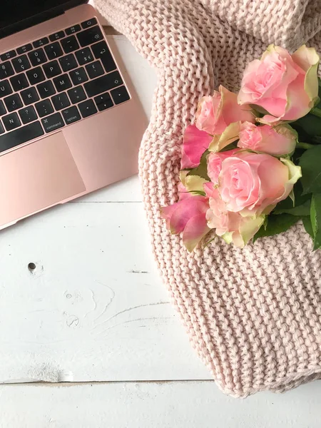 Bir kadının stilize ofis masası