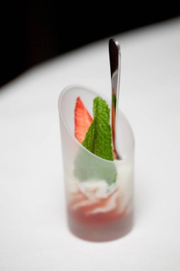 Naneli buzlu çilek şerbeti. 