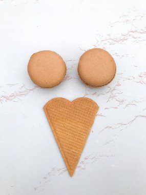 Eğlenceli düz macarons ve bir çerez kompozisyon yatıyordu