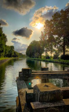 Nehrin üzerinde güzel ve dramatik gün batımı 