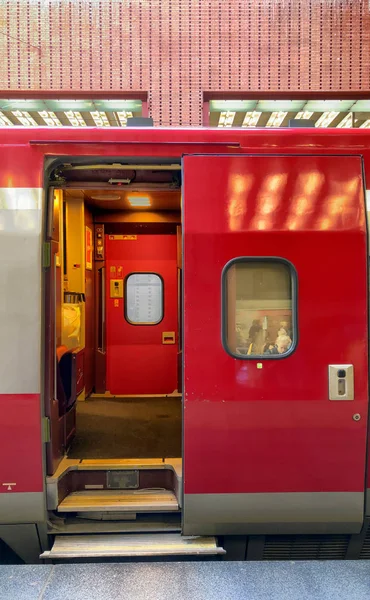 Antwerpen, Belgien, september 2019, Öppen dörr på ett Thalys-tåg — Stockfoto