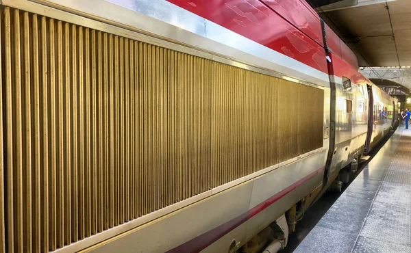 Antuérpia, Bélgica - junho de 2019: Pessoas que embarcam no trem de alta velocidade Thalys com destino a Paris tgv — Fotografia de Stock