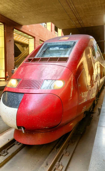 Antuérpia, Bélgica - junho de 2019: Pessoas que embarcam no trem de alta velocidade Thalys com destino a Paris tgv — Fotografia de Stock