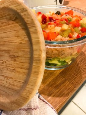 Tahtada ve saksılarda çeşitli sebzeler