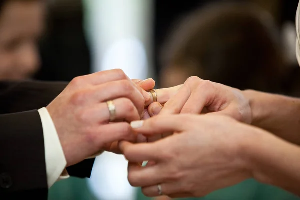 Bride and groom exchanging of the Wedding Rings — ストック写真