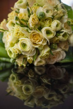  Gelin Buketi Ahşap Masada 