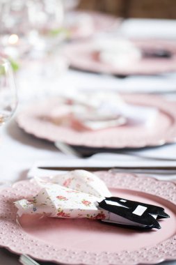 Pembe temalı düğün masası dekorasyonu