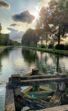 Nehrin üzerinde güzel ve dramatik gün batımı 