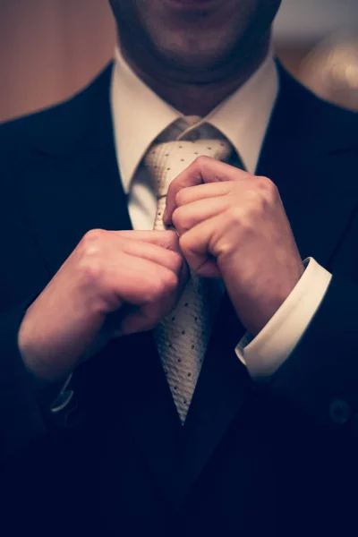 Чоловічі руки встановлюють краватку прямо . — стокове фото