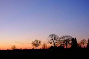 Renkli kırsal gün batımı