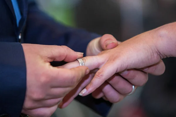Обмен обручальными кольцами между женихом и невестой — стоковое фото