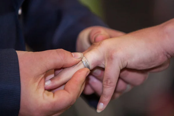 Gelin ve damat evlilik yüzüklerini değiş tokuş ediyor. — Stok fotoğraf