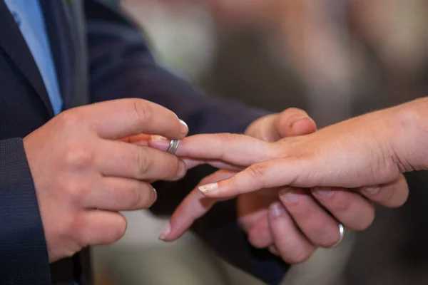Nevěsta a ženich výměna snubních prstenů — Stock fotografie