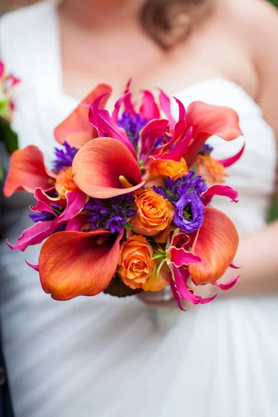Bride holding her wedding bouquet — Stock Photo, Image