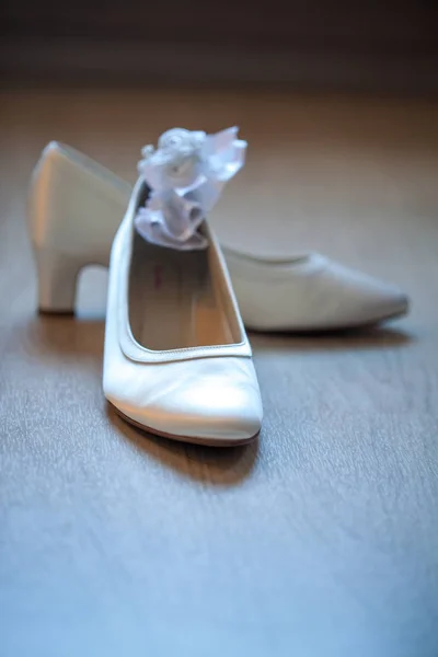 Элегантные и стильные белые свадебные туфли и нижнее белье — стоковое фото