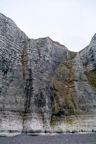 Dimmig morgon dimma landskap på klipporna i Etretat i Frankrike — Stockfoto