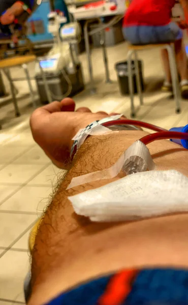 Zbliżenie człowieka oddającego krew w szpitalu opieki zdrowotnej. — Zdjęcie stockowe