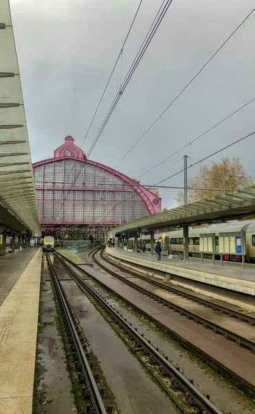 Antwerpen, Belgium - Anno 2019: A vonat várja az utasokat a gyönyörű, történelmi és monumentális antwerpeni pályaudvaron belül. — Stock Fotó