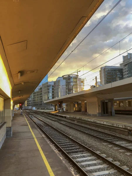 Bruxelles, Belgio Febbraio 2019: Piattaforma vuota e binari vuoti nella stazione ferroviaria di Bruxelles Nord — Foto Stock