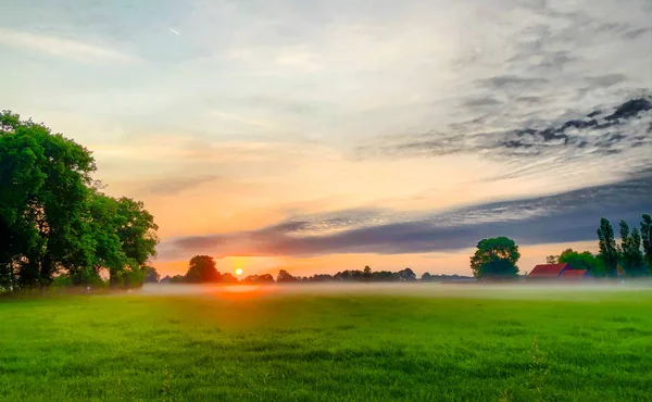 Dramático y colorido cielo amanecer — Foto de Stock
