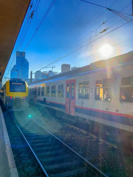 Брюссель, Бельгия - февраль 2019 года: Поезда, прибывающие на платформу для пассажиров внутри железнодорожного вокзала Брюссель-Север . — стоковое фото