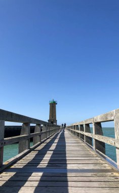 Fecamp Limanı 'nın girişindeki rıhtımın manzarası