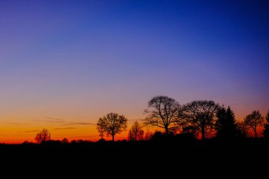 Renkli kırsal gün batımı