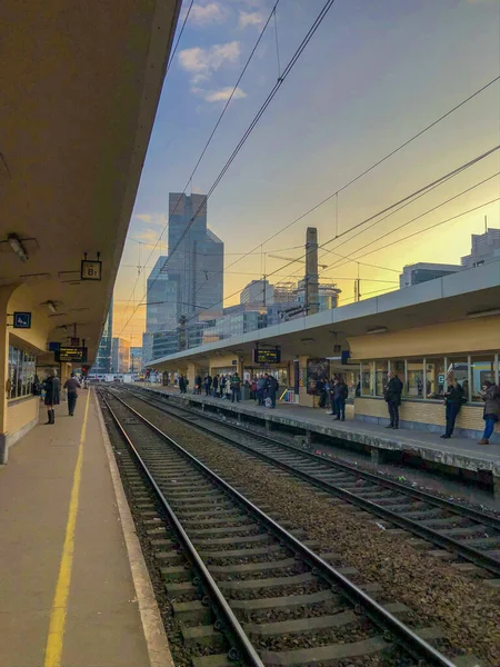 Bruxelas, Bélgica fevereiro 2019: Commuters esperando na plataforma ao lado dos trilhos vazios na estação ferroviária de Bruxelas Norte — Fotografia de Stock