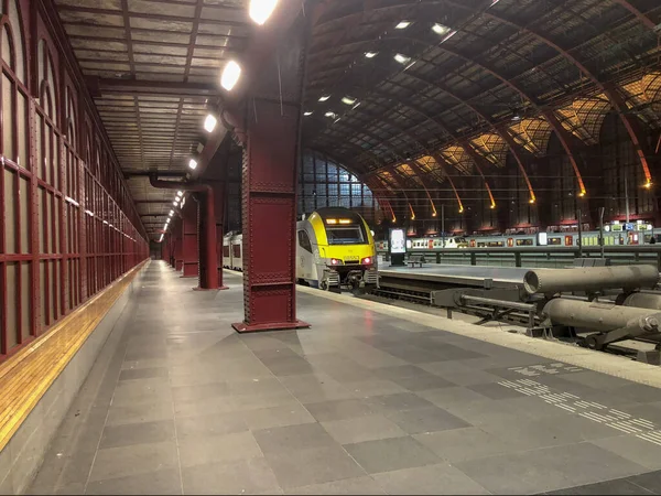 Antwerpen, Belgien - Anno 2019: Der Zug wartet am Bahnsteig auf die Fahrgäste Im schönen, historischen und monumentalen Antwerpener Bahnhof. — Stockfoto