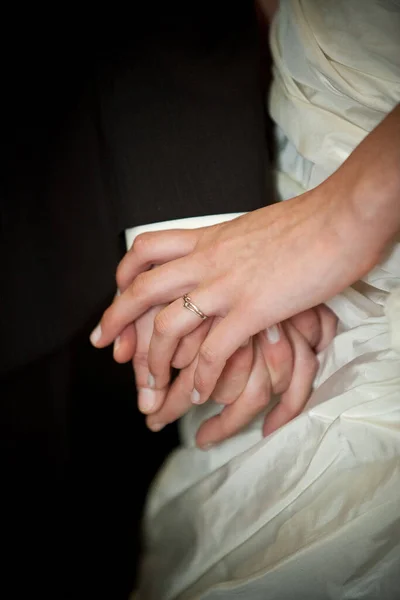 Bröllopspar, brud och brudgum, händer — Stockfoto