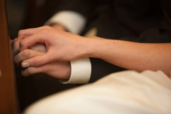 Свадебная пара, жених и невеста, руки — стоковое фото