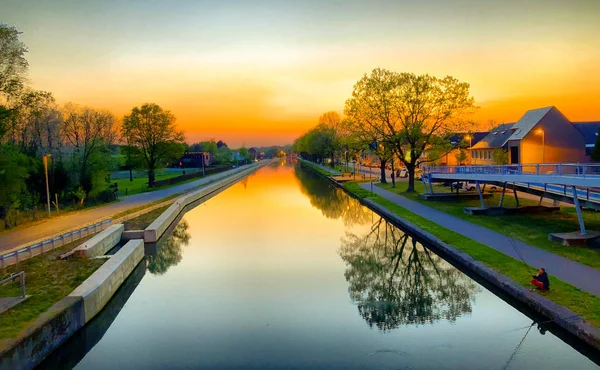 Coucher de soleil spectaculaire et envoûtant ciel coloré sur un canal — Photo