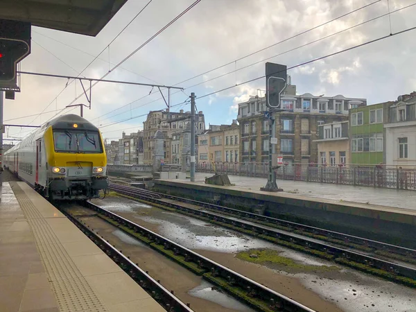 Amberes, Bélgica - Anno 2019: El tren está esperando en la plataforma para pasajeros Dentro de la hermosa, histórica y monumental estación de tren de Amberes. — Foto de Stock