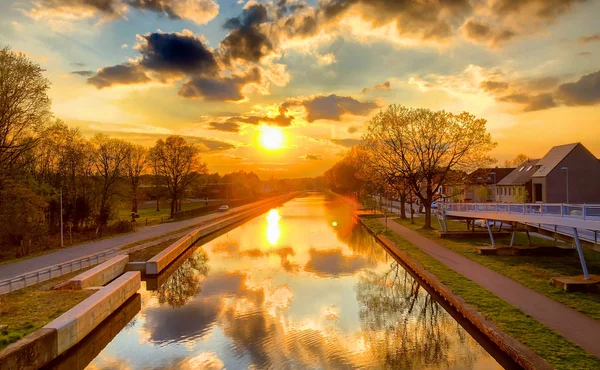 Dramático e hipnotizante colorido céu por do sol sobre um canal — Fotografia de Stock