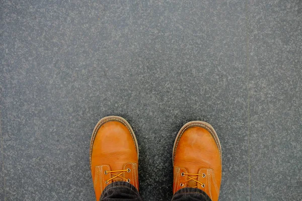 茶色の革靴で男性の脚のクローズアップ — ストック写真