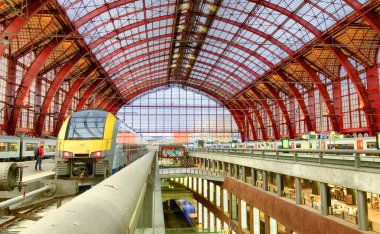 Antwerp, Belçika, Eylül 2019: Antwerp Merkez İstasyonunun üst katı