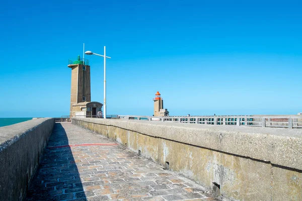 Blick auf den Steg auf der Seebrücke am Eingang des Hafens von Fecamp — Stockfoto