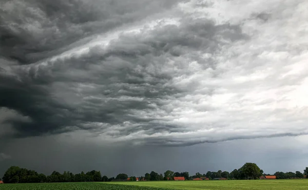 Büyük bir fırtınanın gelişi, fırtına ya da kasırga kırsal alan üzerinde. 