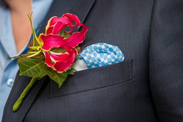 Orquídea rosa em um terno de noivo — Fotografia de Stock