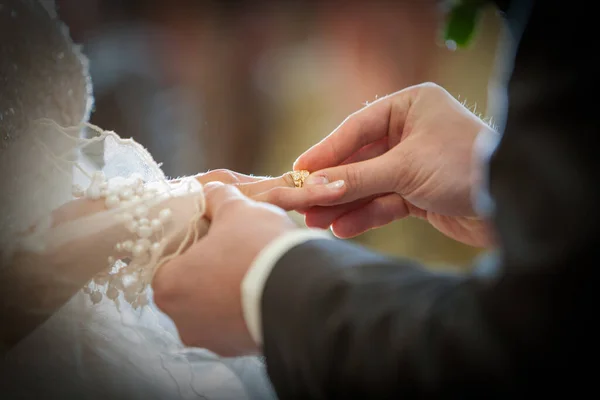 Bride and groom exchanging of the Wedding Rings — Stock Photo, Image