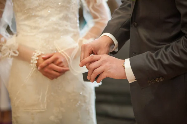 Bride and groom exchanging of the Wedding Rings — ストック写真