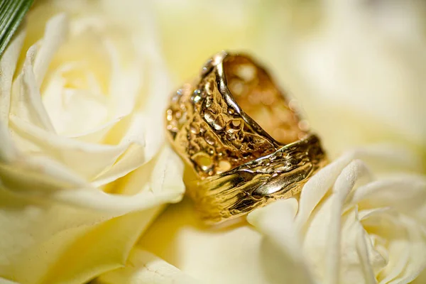 Anéis de casamento em rosas brancas fundo — Fotografia de Stock